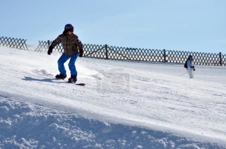Téléchargez les photos : KAPRUN, AUTRICHE - 5 MARS 2012 : snowboardeur non identifié descendant la pente des Alpes autrichiennes, à Kitzsteinhorn - en image libre de droit