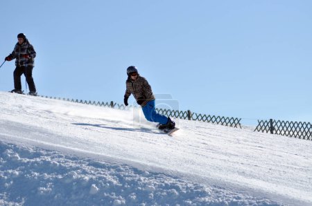 Téléchargez les photos : KAPRUN, AUTRICHE - 5 MARS 2012 : snowboardeur non identifié descendant la pente des Alpes autrichiennes, à Kitzsteinhorn - en image libre de droit