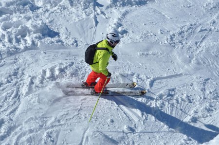 Téléchargez les photos : KAPRUN, AUTRICHE - 6 MARS 2012 : skieur non identifié descendant la piste par une belle journée ensoleillée, à Kitzsteinhorn, Alpes autrichiennes - en image libre de droit