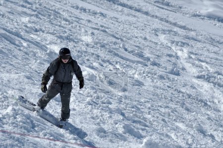 Téléchargez les photos : KAPRUN, AUTRICHE - 6 MARS 2012 : snowboardeur non identifié descendant la pente des Alpes autrichiennes, à Kitzsteinhorn - en image libre de droit