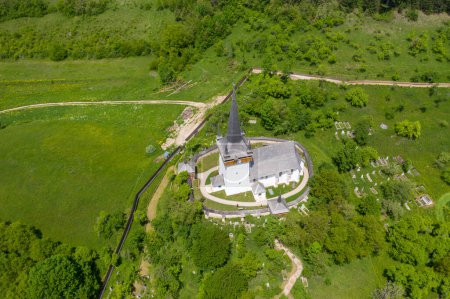 Vue aérienne par drone de l'église hongroise réformée de Valeni (Magyarvalko), Transylvanie, Roumanie