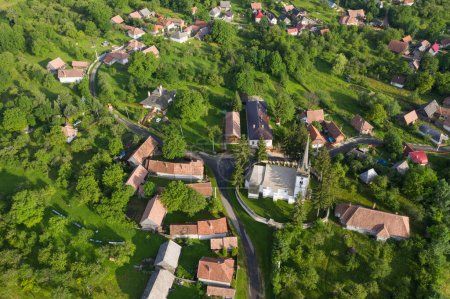 Luftaufnahme einer weiß getünchten protestantischen Kirche in Manastireni, Siebenbürgen, Rumänien