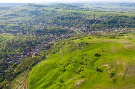 Foto de Vista aérea de un típico pueblo húngaro en Transilvania, Rumania. Inaktelke, Inucu - Imagen libre de derechos