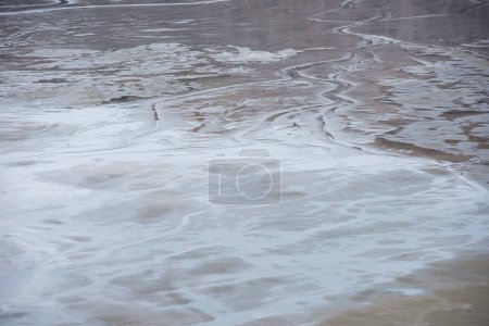 Schlammiges Wasser in einem Dekantierteich. Giftige Rückstände aus einer Kupfermine, die in einem Absetzbecken verrotten. Geologische industrielle Bergbaulandschaft. Geamana, Rosia Montana, Rumänien