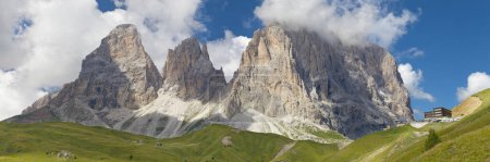 Foto de Punta Grohmann, Cinque Dita y Sassolungo desde la carretera ascendente hasta el paso de Sella, Tirol del Sur, Italia. - Imagen libre de derechos