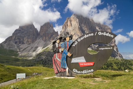Foto de Selva, Italia - 19 de agosto de 2021: Val Gardena firma frente al Sassolungo en Sella Pass, Tirol del Sur, Italia. - Imagen libre de derechos