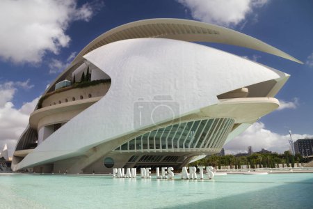 Foto de Valencia, España - 14 de agosto de 2023: Palau de les Arts en Valencia, España. - Imagen libre de derechos