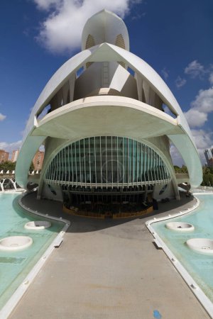 Foto de Valencia, España - 14 de agosto de 2023: Palau de les Arts, Opera House of Valencia, España. - Imagen libre de derechos