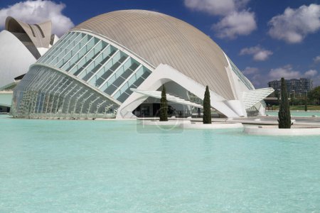 Foto de Valencia, España - 14 de agosto de 2023: El Hemisférico en la Ciudad de las Artes y las Ciencias de Valencia. España. - Imagen libre de derechos