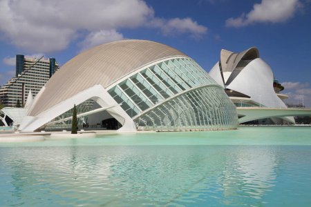 Foto de Valencia, España - 14 de agosto de 2023: Hemisferio y Palau de les Arts en la Ciudad de las Artes y las Ciencias de Valencia. España. - Imagen libre de derechos