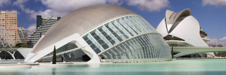 Foto de Valencia, España - 14 de agosto de 2023: Panorama del Hemisferio y Palau de les Arts en la Ciudad de las Artes y las Ciencias de Valencia. España. - Imagen libre de derechos