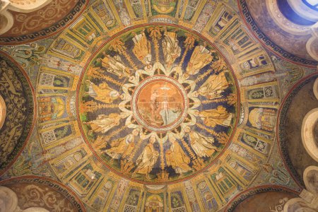 Deckenmosaik des arianischen Baptisteriums in Ravenna, Emilia-Romagna, Italien.
