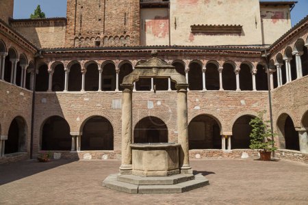 Cloître de la Basilique Santo Stefano à Bologne, Émilie-Romagne, Italie.
