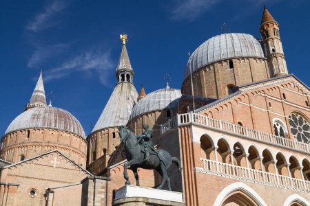 Detail der mittelalterlichen Kuppeln der Basilika St. Antonius in Padua, Italien.