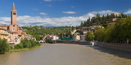 Río Adigio a través de Verona, Italia.
