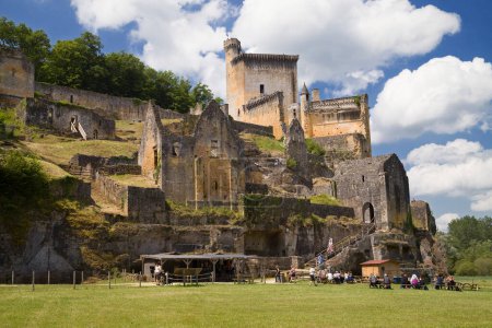 Téléchargez les photos : Les Eyzies, France - 1er juin 2023 : Château de Commarque aux Eyzies, Dordogne, Nouvelle-Aquitaine, France. - en image libre de droit