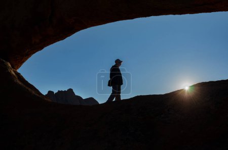 Téléchargez les photos : Active girl travels in Spitzkoppe nature reserve, woman traveler hiking near stone arches and famous rock formations in Damaraland, Namibia - en image libre de droit