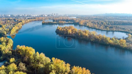 Kiewer Stadtsilhouette und Dnipro-Drohnenaufnahme von oben, Kiewer Dnjepr und Desenka-Inseln im Herbst, Ukraine