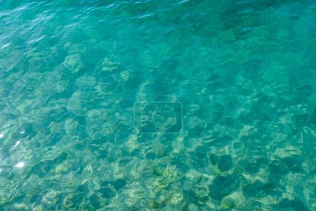 Sauberes, transparentes Meerwasser, Seeboden und Sand. Schöne blaue, türkis transparente Oberfläche Hintergrund