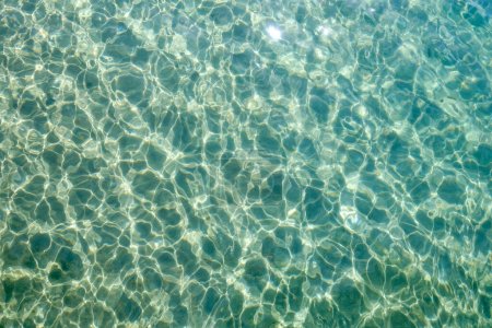 Limpiar el agua de mar transparente, fondo del lago y arena. Hermoso azul, fondo de superficie transparente turquesa