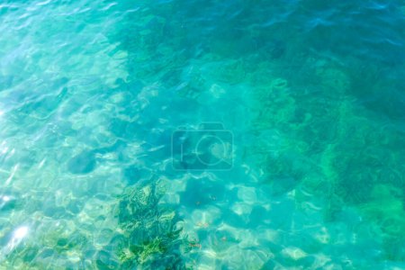 Sauberes, transparentes Meerwasser, Seeboden und Sand. Schöne blaue, türkis transparente Oberfläche Hintergrund