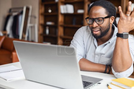 Foto de Concepto de malentendido. Hombre afroamericano mirando a la pantalla del ordenador portátil confundido, recibió correos electrónicos equivocados, tiene problemas con el proyecto, ingresó la contraseña incorrecta y bloqueó el ordenador portátil - Imagen libre de derechos