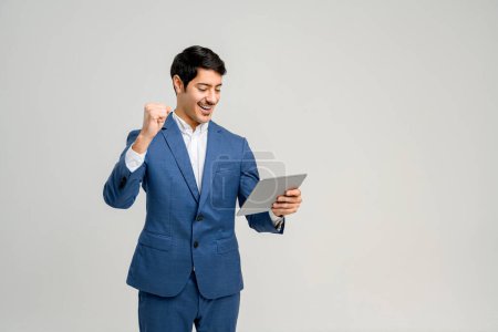 Geschäftsmann feiert einen Moment des Erfolgs oder positiver Nachrichten auf dem Tablet und veranschaulicht eine erfolgreiche digitale Interaktion in einem Unternehmen, ein Erfolgs- und Erfolgskonzept