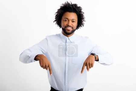 Téléchargez les photos : Homme entrepreneur afro-américain pointant du doigt l'espace vide de copie, homme noir multiethnique présentant la nouveauté, isolé sur fond blanc, concept d'offre publicitaire, meilleure affaire - en image libre de droit