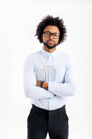 Téléchargez les photos : Homme d'affaires afro-américain confiant en tenue formelle et lunettes debout avec les bras croisés isolés sur blanc, plan de studio d'un employé de bureau noir intelligent, col blanc, espace de copie - en image libre de droit