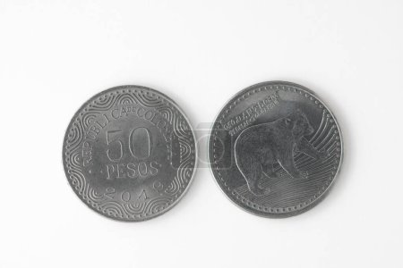Foto de Moneda de 50 pesos colombianos sobre fondo negro - Imagen libre de derechos