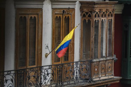 Foto de Bandera colombiana en el balcón de una casa antigua - Imagen libre de derechos