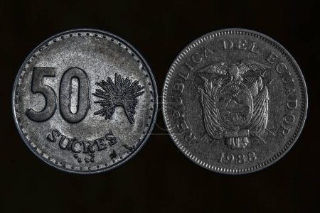 "Moneda colombiana de cobre muy antigua, aislada sobre fondo negro