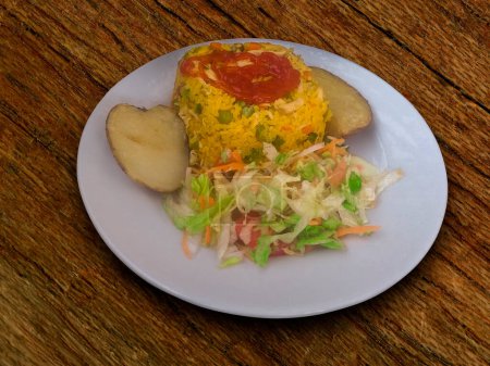 Téléchargez les photos : Riz au poulet colombien, légumes et pommes de terre - en image libre de droit