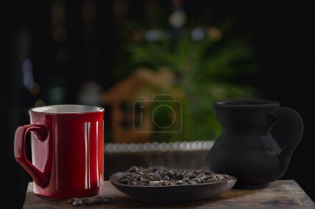 Foto de Taza roja y granos de café con enfoque selectivo - Imagen libre de derechos