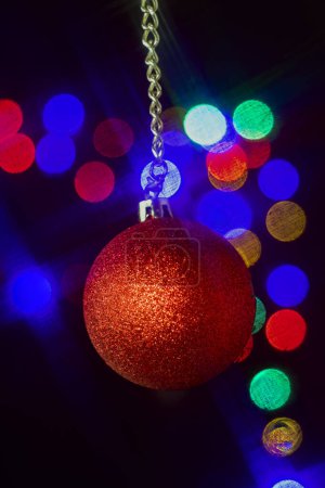 Téléchargez les photos : Balle suspendue rouge, Décoration de Noël avec fond de lumières floues, fond bokeh. - en image libre de droit