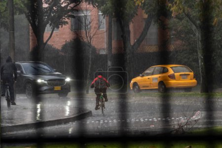 Téléchargez les photos : Voiture après forte pluie, eau, vélo - en image libre de droit