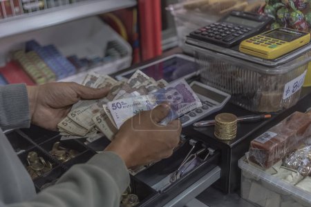 Geschäftsmann, der kolumbianische Banknoten zählt: Finanz- und strategisches Konzept