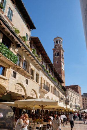 Foto de 2022 - octubre ITALIA - (piazza delle erbe) fachada y torre de un antiguo edificio en Verona reconocido por la Unesco como centro histórico - Imagen libre de derechos