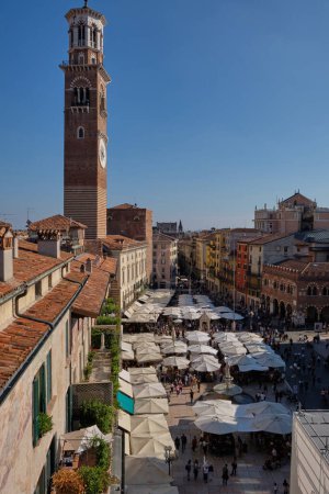 Foto de Plaza del Mercado Vista sobre Piazza delle Erbe y torre en Verona, Italia - Imagen libre de derechos
