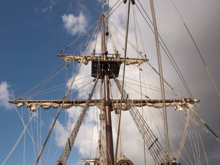 El árbol maestro del galeón español representa un elemento majestuoso de la historia marítima