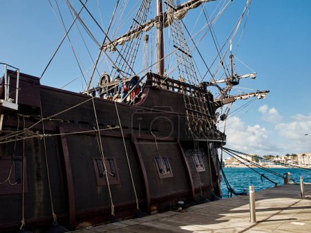 Foto de El galeón español anclado captura la esencia de la historia marítima y la vida portuaria - Imagen libre de derechos