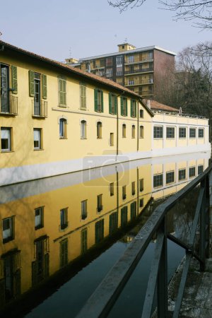 Malerische Szenerie des Naviglio Martesana in Mailand, eine friedliche Oase inmitten der geschäftigen Stadt