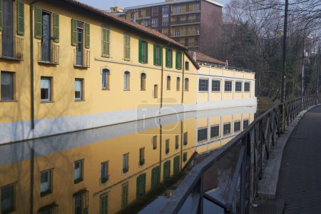 Malerische Szenerie des Naviglio Martesana in Mailand, eine friedliche Oase inmitten der geschäftigen Stadt