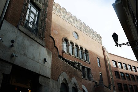 30. November 2023 Ungarn - Die atemberaubende Fassade der Kazinczy Street Synagoge in Budapest mit ihren maurischen Verzierungen
