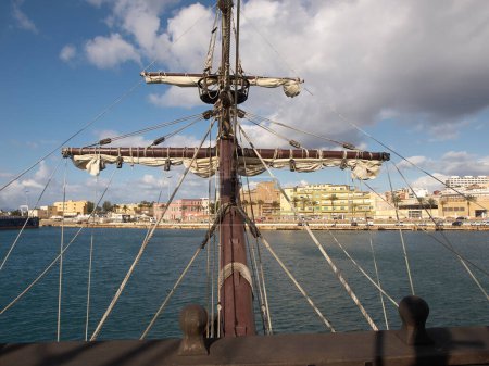 La proue d'un galion espagnol du XVIIIe siècle à Cagliari incarne la présence maritime historique de la ville