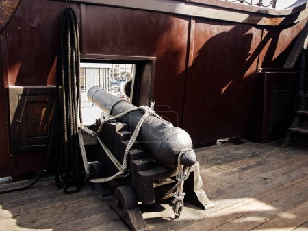 Le canon à bord du galion évoque la puissance et l'histoire de la guerre navale, offrant un aperçu des batailles maritimes du passé