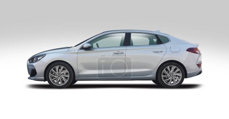 Téléchargez les photos : Hyundai i30 Fastback vue de côté isolé sur fond blanc - en image libre de droit