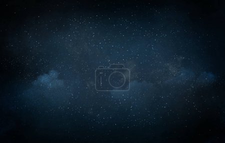 Foto de Cielo nocturno con estrellas y nubes como fondo. Universo - Imagen libre de derechos