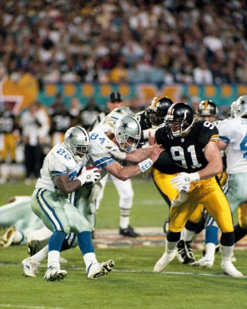 Photo for Pittsburgh Steelers DL Kevin Greene locks in on Dallas Cowboys running back Emmitt Smith during Super Bowl XXX which was played on January 28, 1996, in Tempe, Arizona - Royalty Free Image