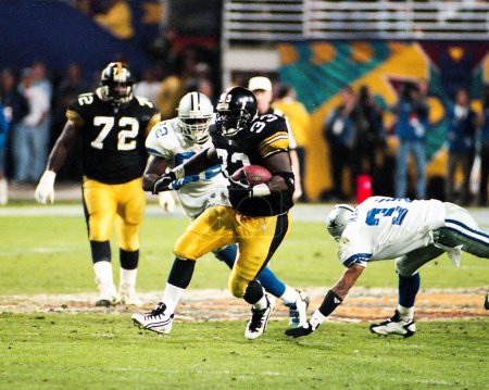 Photo for Pittsburgh Steelers running back Bam Morris carries the ball against the Dallas Cowboys in Super Bowl XXX in Tempe, Arizona on January 28, 1996. - Royalty Free Image